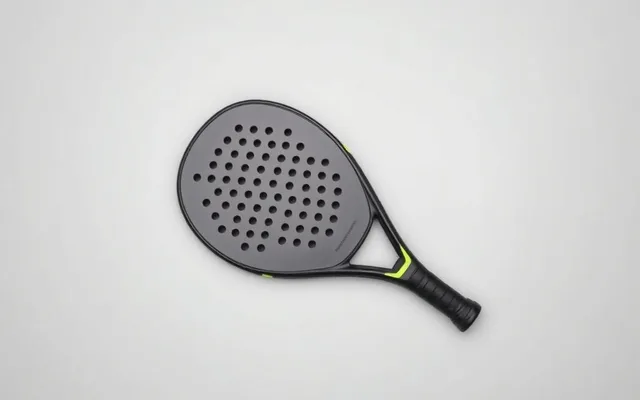 Trois raquettes de padel de formes différentes